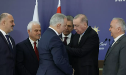 7 belediye başkanı AK Parti’ye katıldı: Rozetlerini Erdoğan taktı