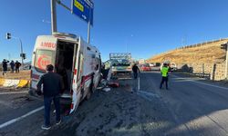 Ambulans kamyonetle çarpıştı: Çok sayıda yaralı var!