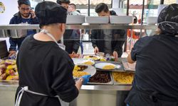 Başkentte öğrencilere ücretsiz yemek desteği devam ediyor! Anıttepe Gençlik Sofrası açıldı