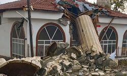 Ankara'da çıkan fırtına caminin minaresini yıktı