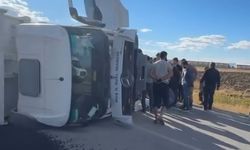 Asfalt yüklü kamyon yan devrildi!