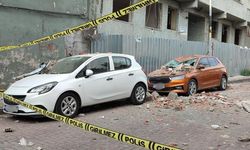 Balkon park halindeki araçların üzerine çöktü