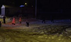 Beklenen kar geldi: Vatandaşlar kar topu oynadı!