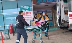 Demir kapının altında kalan çocuk ağır yaralandı