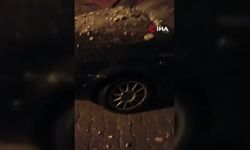Depremin şiddetiyle beton parçaları araç üzerine düştü!