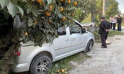 Durakta bekleyen kişilere otomobil çarptı