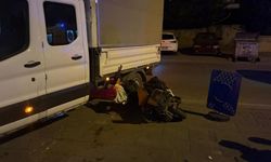 Elektrikli bisiklet sürücüsü kamyonetin altına girdi