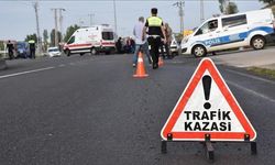 Freni tutmayan kamyon, iş yerine çarptı!