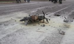 İşçi servisi ile çarpışan motosiklet alev aldı