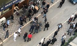 İki grup arasında çıkan kavgada masa ve sandalyeler havada uçuştu