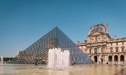 Paris'teki ünlü Louvre Müzesi'nde soygun! 9 parça mücevher çalındı