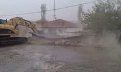 Çubuk Aşağı Çavundur Mahallesi’nde metruk binalar yıkılıyor