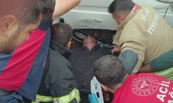 Minibüs elektrik direğine çarptı: Ortalık can pazarına döndü!
