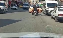 Motosikletiyle halı taşıyan sürücü tehlike saçtı!