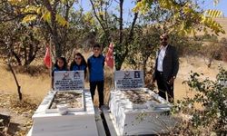 Öğrenciler, şehit öğretmenlerini andı