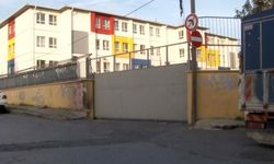 Okul kapısı çocukların üzerine düştü!