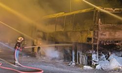 Yolcu otobüsü alev alev yandı: Geriye demir yığını kaldı