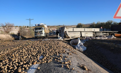 Patates yüklü tır devrildi: Yol patateslerle kaplandı