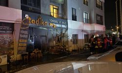 Restoran alev aldı, bina sakinleri sokağa döküldü!