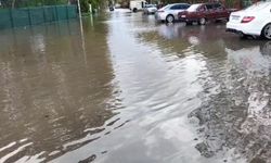 Sağanak yağış hayatı felç etti! Sokaklar göle döndü