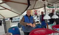 Sincanlı balıkçı hamsiyi çiğ çiğ yedi!