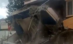 Depremde hasar gören bina aniden yıkıldı