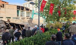 6.1'lik depremle sarsılan Balıkesir'de enkaz kaldırma çalışmaları devam ediyor