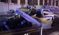 Kontrolünü kaybeden sürücü bariyerlere girdi