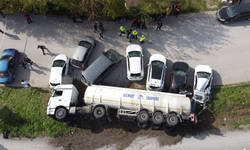 Yağ yüklü tanker kontrolden çıktı! Çok sayıda araç zarar gördü