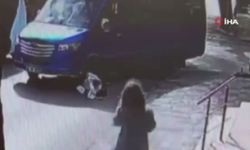 Yolun karşısına geçmek isteyen kadına minibüs çarptı
