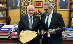 Yavuz Bingöl, Devlet Bahçeli'ye bağlama hediye etti