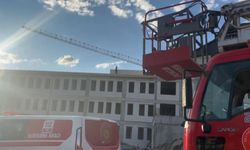 Yevmiyelerini alamayan işçiler çatıya çıktı!