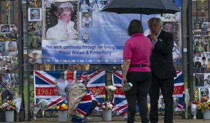 Prenses Diana, Kensington Sarayı önünde anıldı