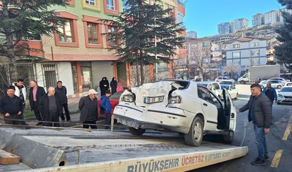 Ankara'da asfalt silindiri yokuşta kayarak 7 araca çarptı