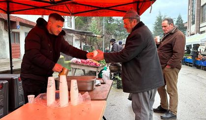 Güdül Belediyesi'nden halk pazarında sıcak çorba ikramı