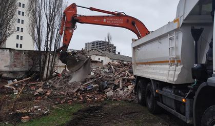 Pursaklar Belediyesi metruk yapıları yıkıyor