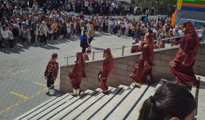 Akyurtlu öğrencilerin bahar şenliği performansları beğeni topladı