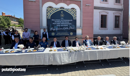Nallıhan'da Bayram coşkusu: Hükümet Konağı bahçesinde resmi bayramlaşma