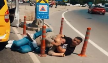Adana'da yol kenarında ilginç kavga