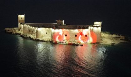 Mersin Kızkalesi 'Ay Yıldız' ile süslendi