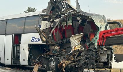 Mersin’de feci kaza: Otobüs tıra çarptı, 9 yaralı
