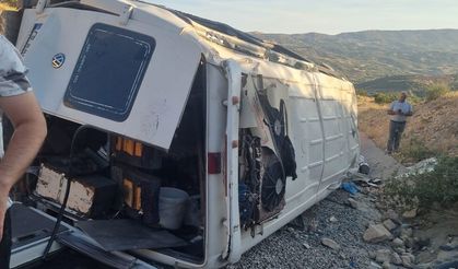 Tarım işçilerini taşıyan minibüs devrildi: Çok sayıda yaralı var