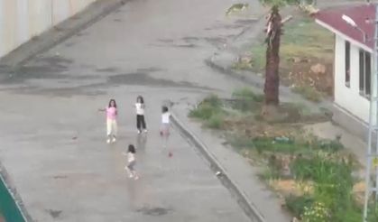 Yağmur, köy çocuklarına bayram sevinci yaşattı