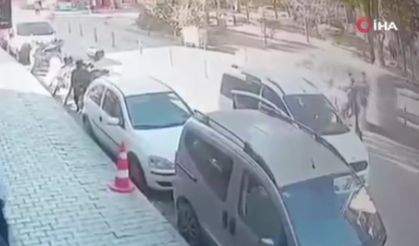 Bir grup, yolda yürüyen kişilerin önünü keserek darbetti