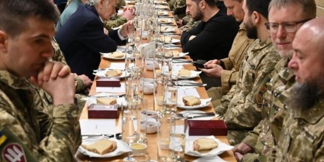 Zelenski'den Müslüman askerlerle iftar