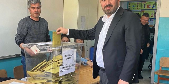 Belediye Başkanı Ertuğrul Çetin, oyunu kullandı