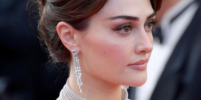 Esra Bilgiç güzelliğiyle hayran bıraktı! Cannes Film Festivaline damga vurdu!