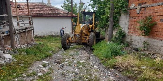 Kalecik Belediye ekipleri bozulan yolları onarıyor