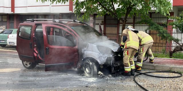 Kontağı çevirdi, arabası alev alev yandı