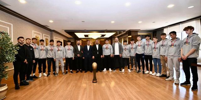 Ragbi takımı Başkan'ın makamında